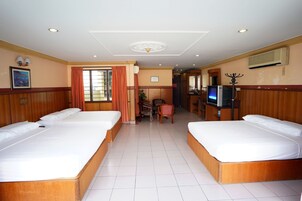 Escritorio, cortinas blackout y tabla de planchar con plancha 