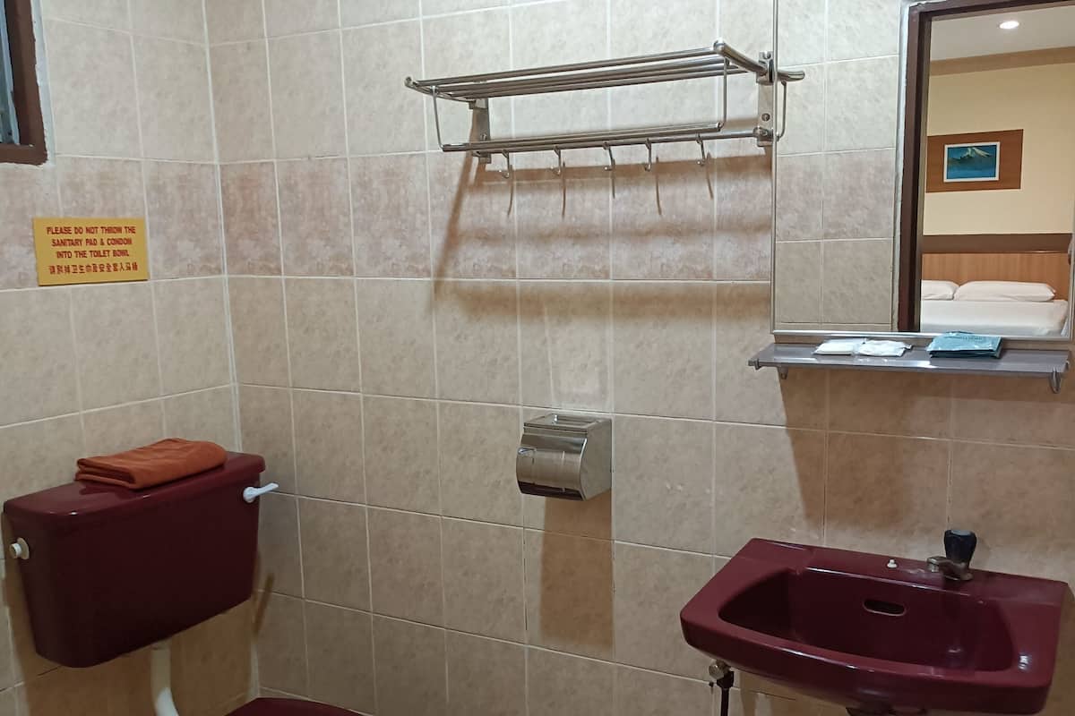 Executive Deluxe Room | Bathroom