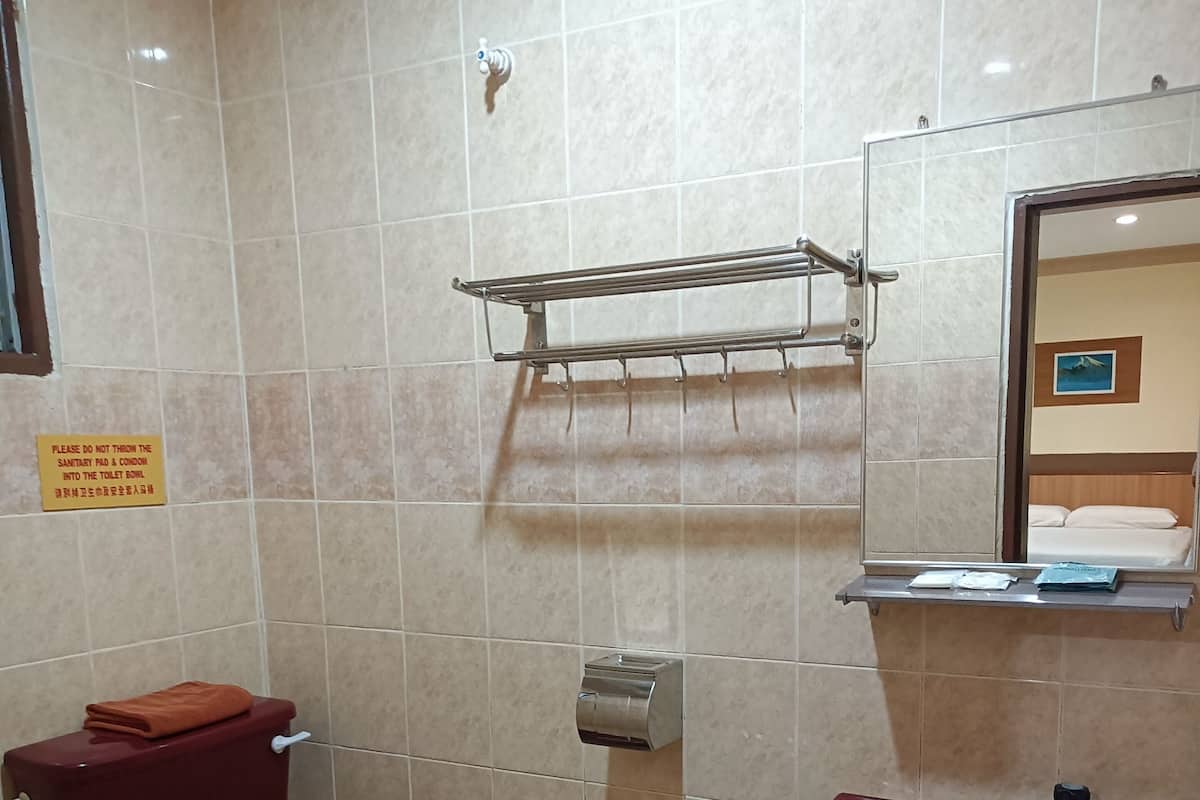 Executive kamer (Deluxe) | Badkamer | Een douche, gratis toiletartikelen, een haardroger, pantoffels