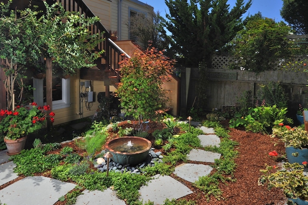 Relaxing garden in the heart of a bustling city