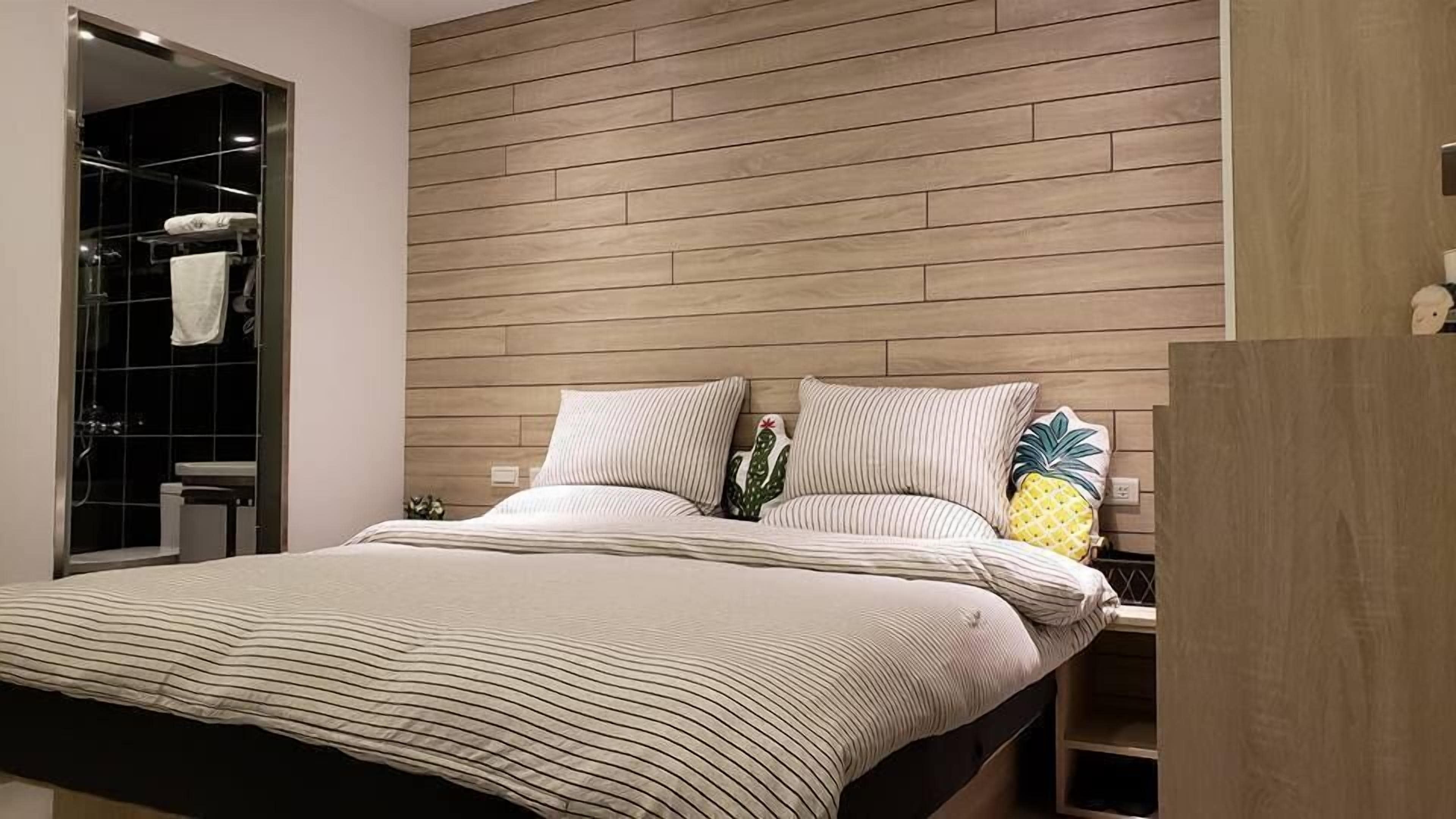 Double Room, 1 Queen Bed, Non Smoking | Free WiFi, bed sheets