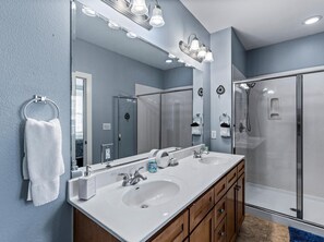 Combined shower/bathtub, hair dryer, towels