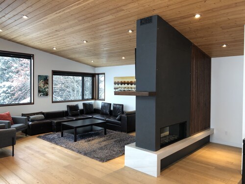 Modern Mountain Home , W/ Hot tub and Air-Con