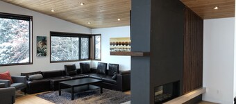 Modern Mountain Home , W/ Hot tub and Air-Con