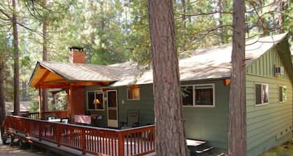 (30A) Dunning's Retreat at The Redwoods In Yosemite