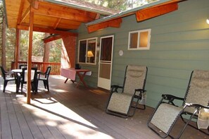 Outdoor dining - (30A)  Dunning's Retreat at The Redwoods In Yosemite (Wawona)