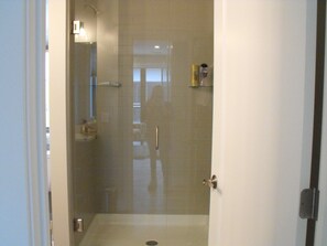 Haartrockner, Handtücher, Seife, Shampoo