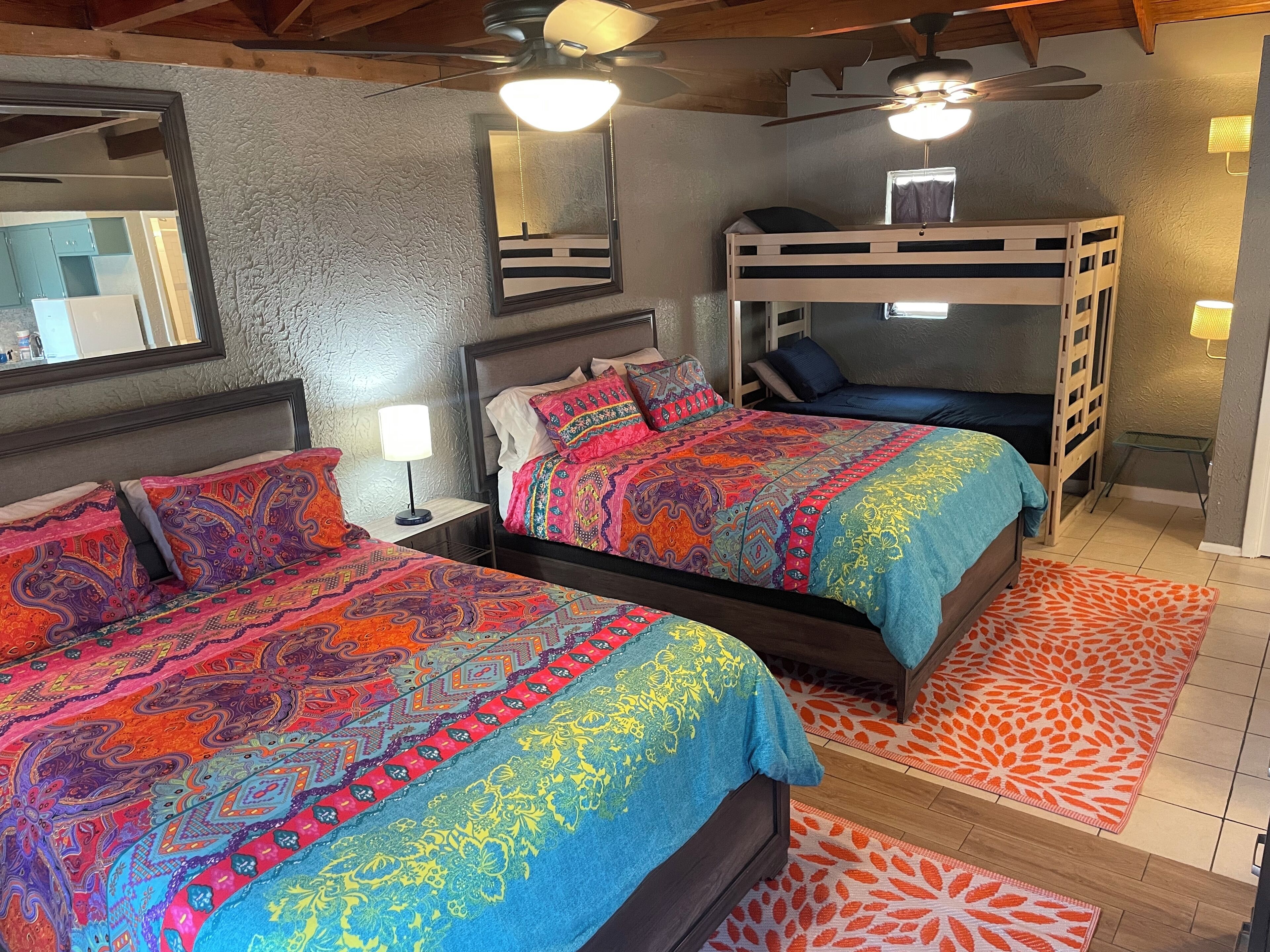 LakeTravis 6 guest Bungalow #1: Free waterpark, walk to marinas, dining, lake