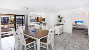 House, 4 Bedrooms | In-room dining - Balyarta 36 (Mooloolaba)