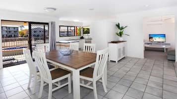 Nhà, 4 phòng ngủ | Khu vực ăn uống tại phòng