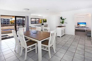 House, 4 Bedrooms | In-room dining