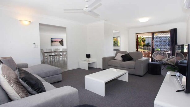 House, 4 Bedrooms | Living area - Balyarta 36 (Mooloolaba)