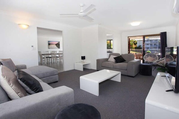 House, 4 Bedrooms | Living area