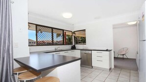 House, 4 Bedrooms | Private kitchen - Balyarta 36 (Mooloolaba)