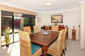 House, 4 Bedrooms | In-room dining - Freycinet 9 (Buderim)