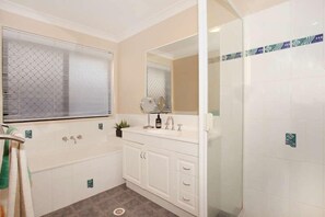 House, 4 Bedrooms | Bathroom