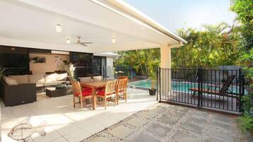 Rumah, 4 kamar tidur | Teras/patio