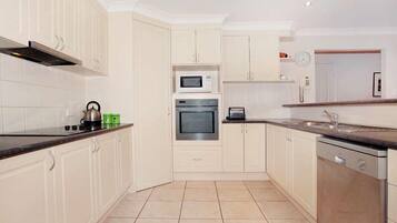 Rumah, 4 kamar tidur | Dapur pribadi | Lemari es besar, microwave, oven, dan kompor