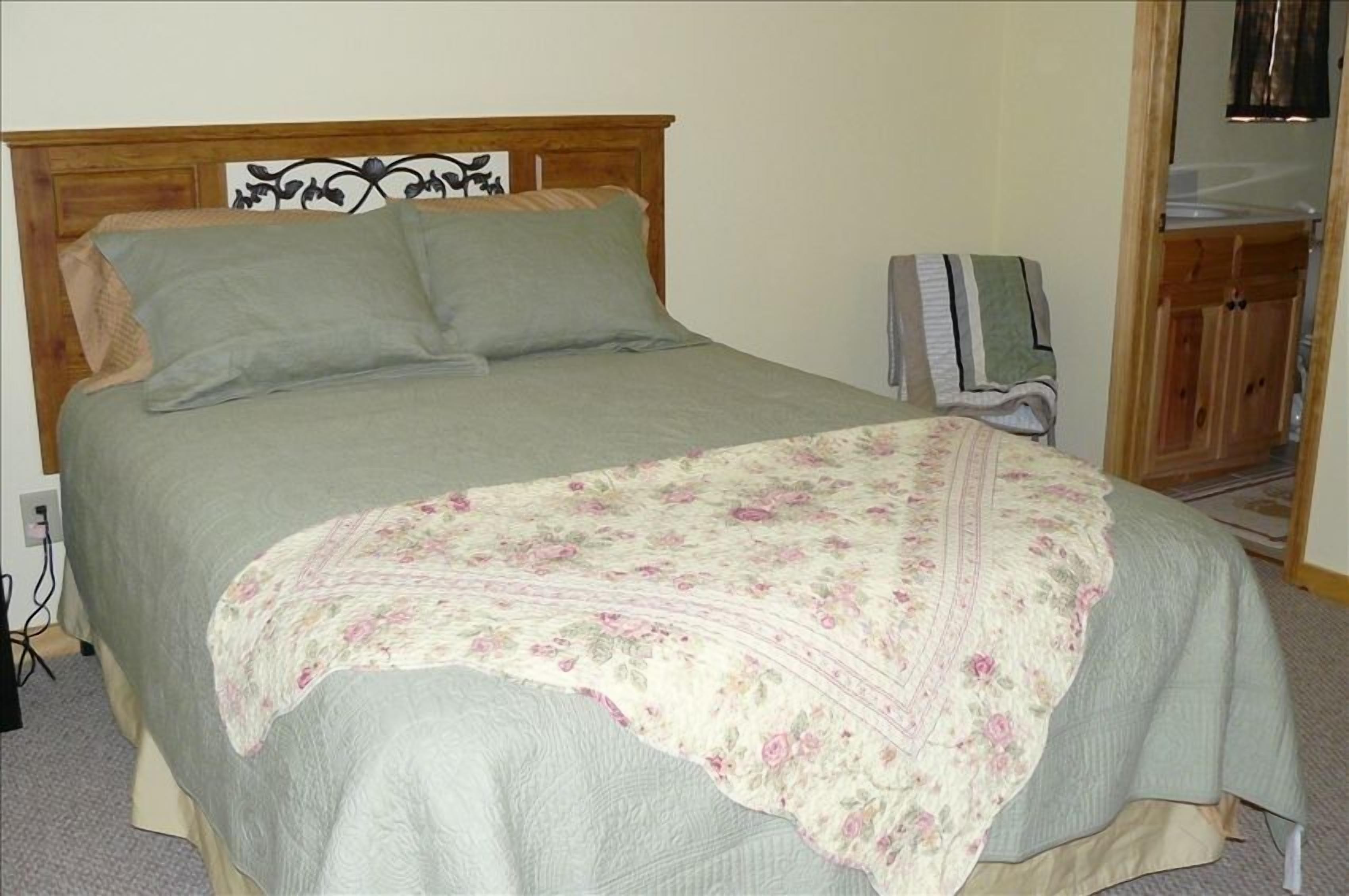 Newer Cabin with Mountain Views, Near Lakes, Golf