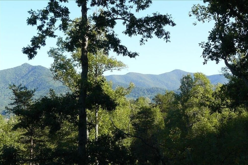 Newer Cabin with Mountain Views, Near Lakes, Golf