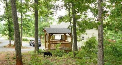 Newer Cabin with Mountain Views, Near Lakes, Golf