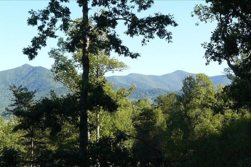 Newer Cabin with Mountain Views, Near Lakes, Golf
