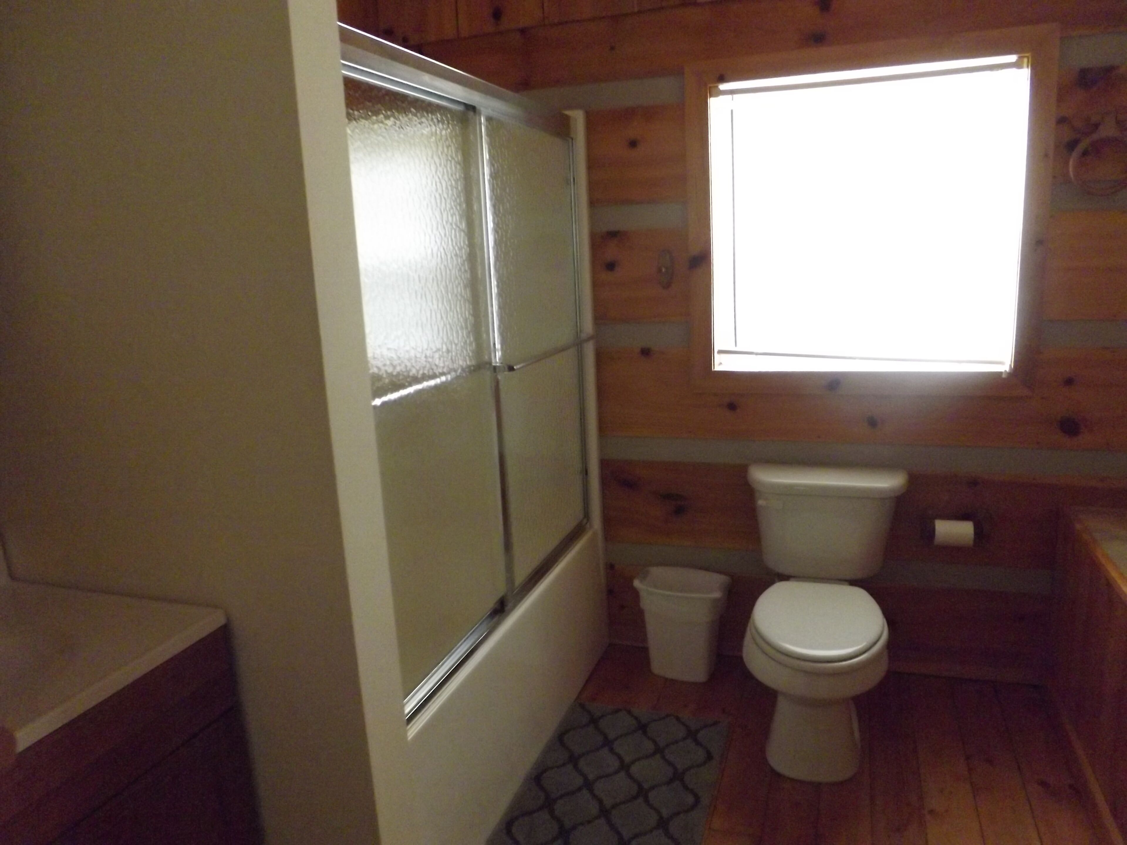 Beautiful Cabin located by the Creek. 15 minutes to White Water Rafting