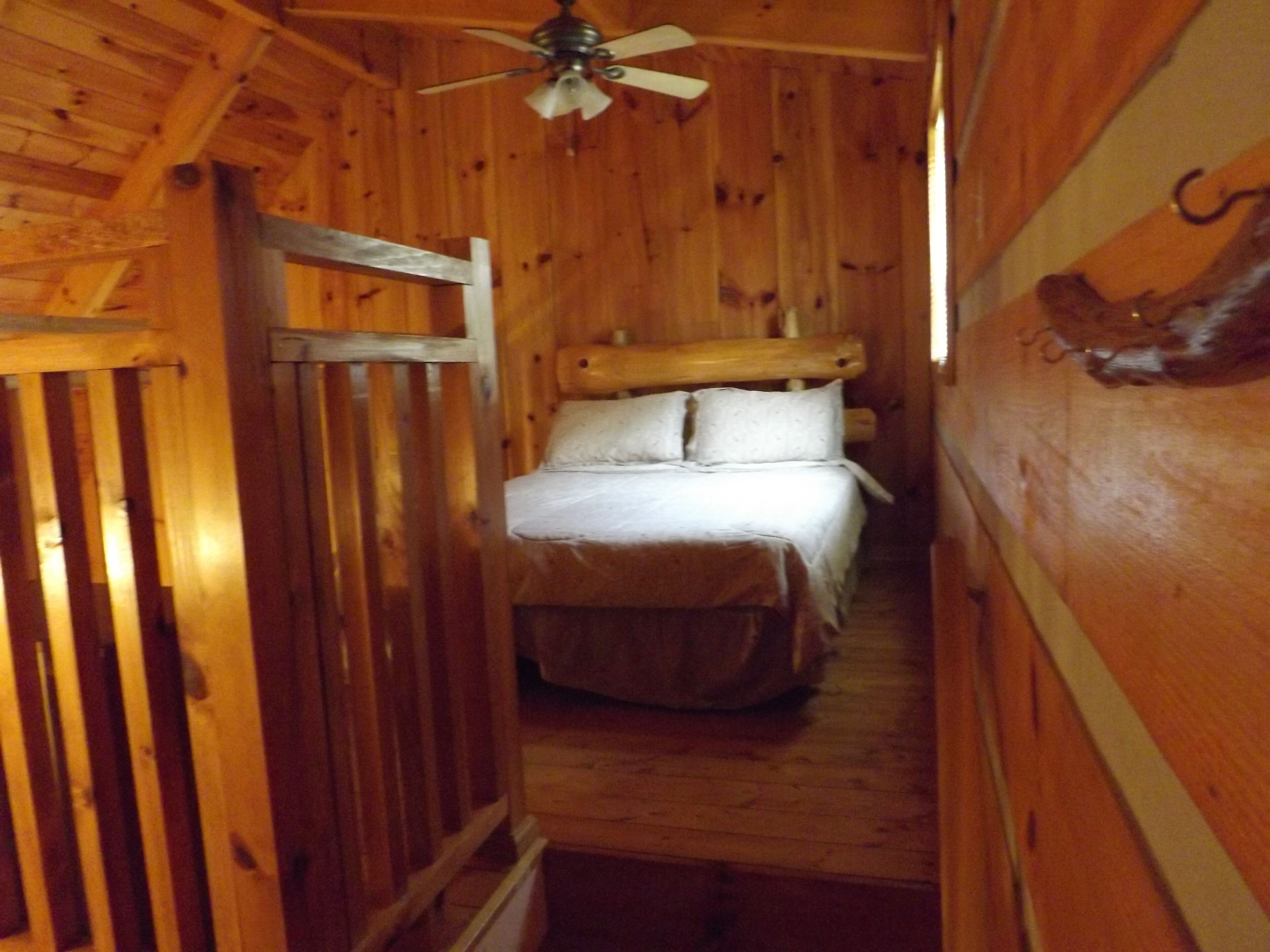 Beautiful Cabin located by the Creek. 15 minutes to White Water Rafting