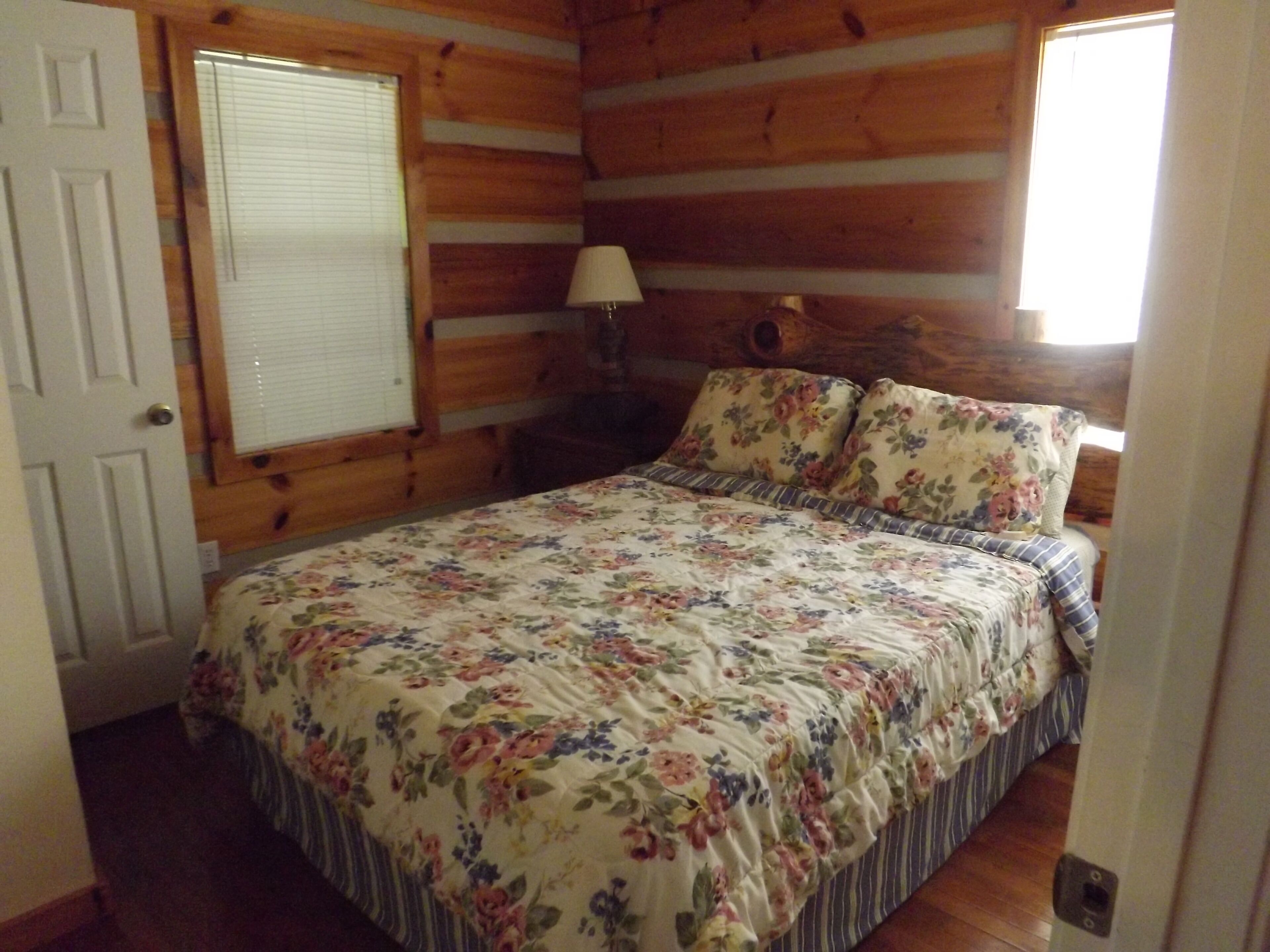 Beautiful Cabin located by the Creek. 15 minutes to White Water Rafting