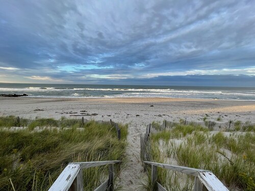 Kodikas ja viehättävä Cape Cod Bay mökki yksityisellä rannalla. 