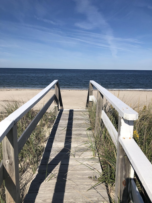 Sur la plage, chaise longue