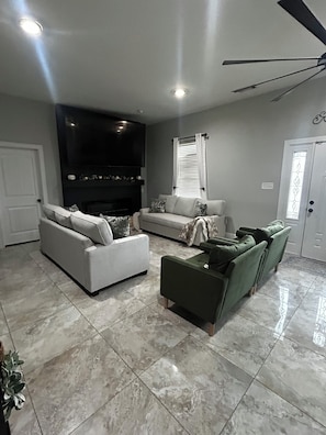 TV connectée, cheminée, lecteur de DVD