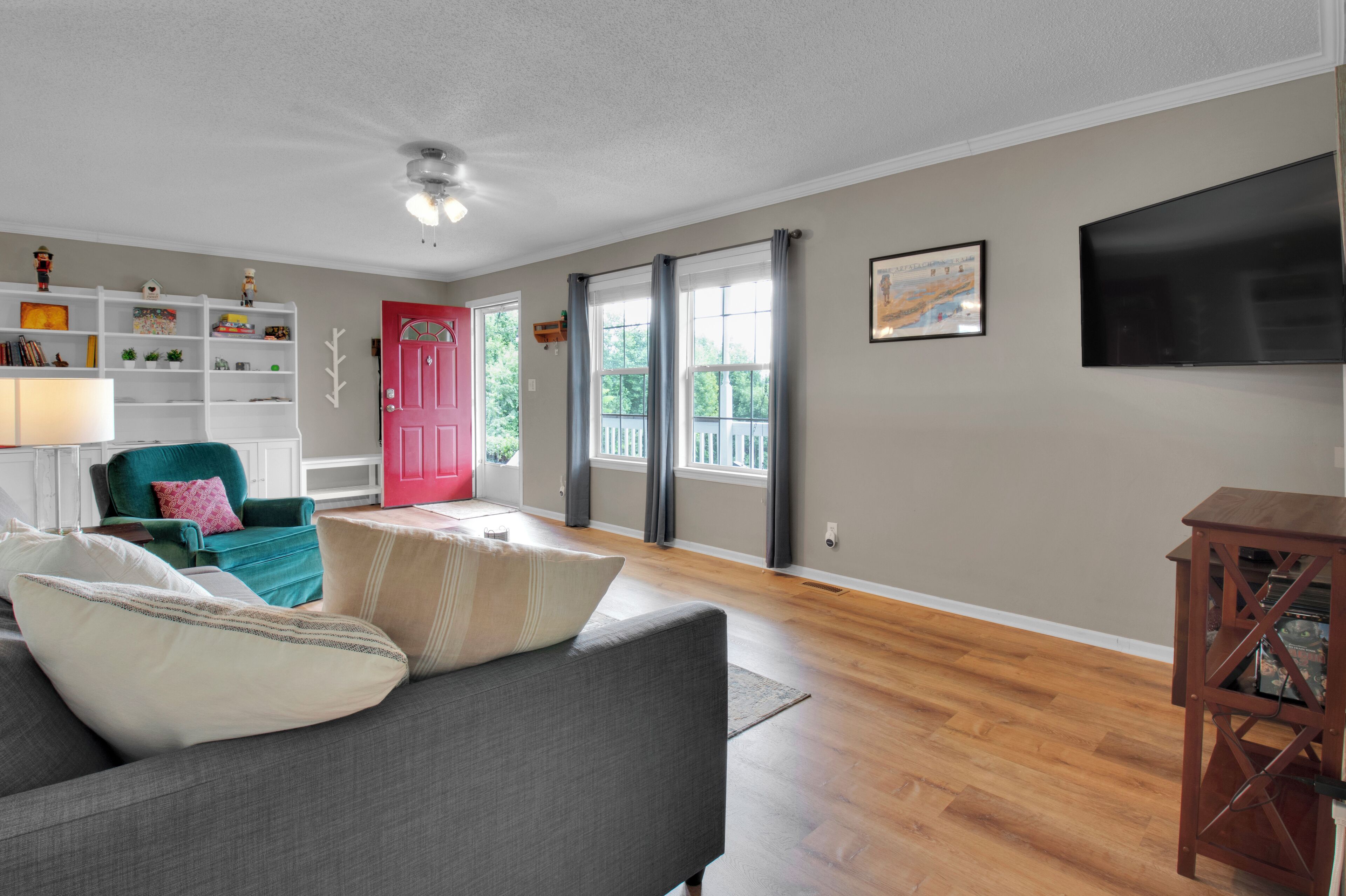 Amazing Views! Updated, warm & cozy ranch.  Fully fenced in yard. Dogs Ok! 