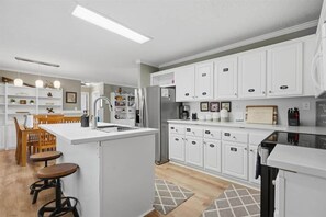 Fully stocked kitchen in private vacation rental near asheville with mountain view - Mountain View ranch w/ sauna, 1ac fence & firepit. (Candler)