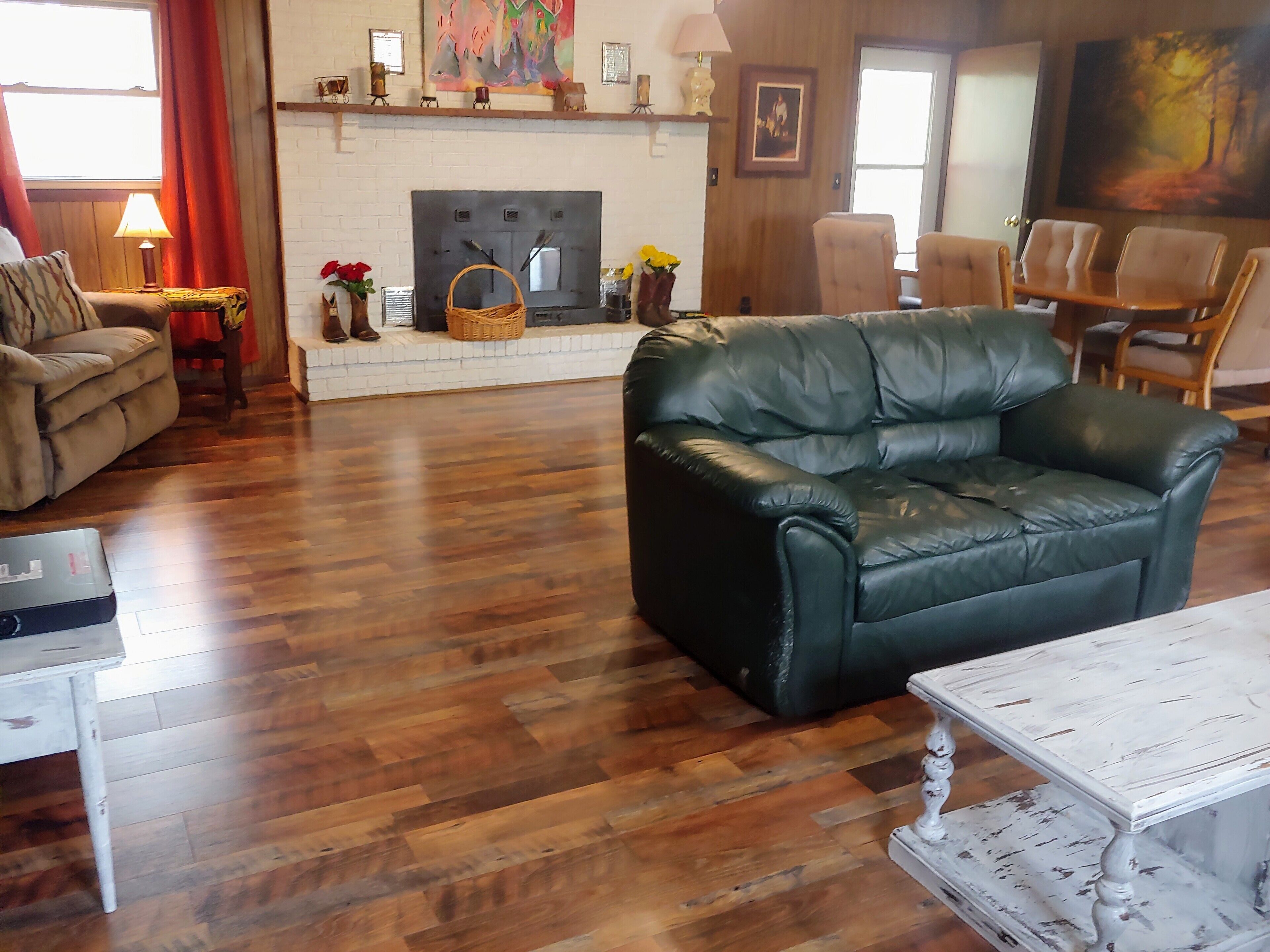 THE HIDEOUT - 4 BEDROOM BRICK HOUSE  step back into the 70s and enjoy