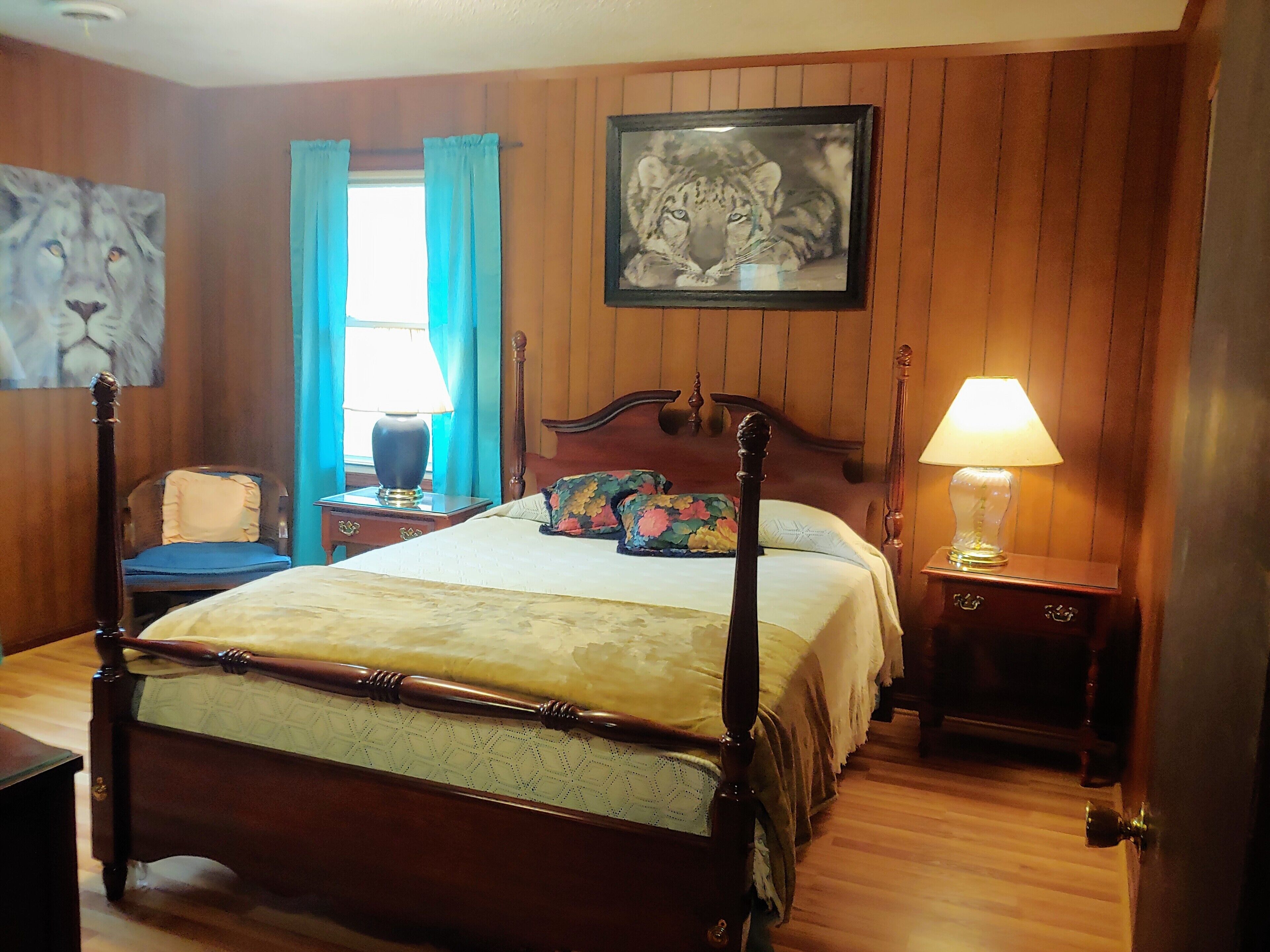 THE HIDEOUT - 4 BEDROOM BRICK HOUSE  step back into the 70s and enjoy