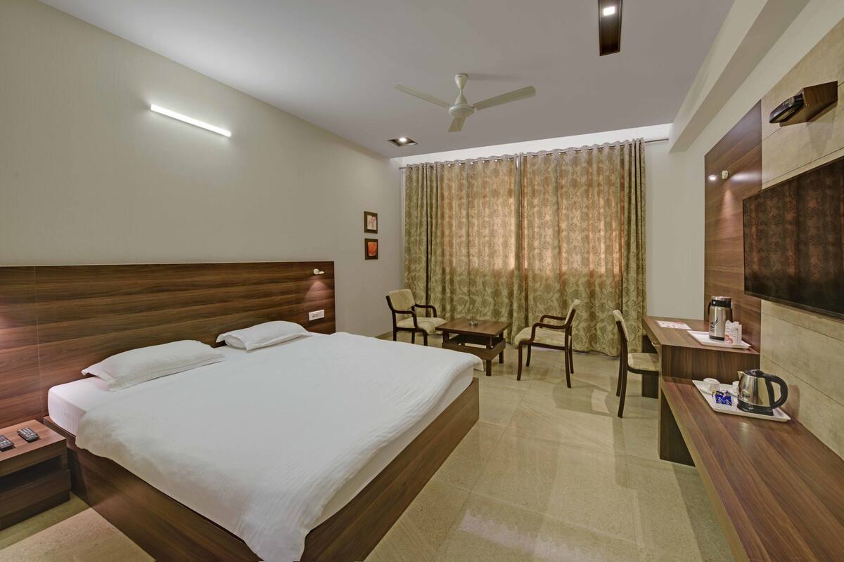 Chambre Deluxe, 1 lit double, accessible aux personnes à mobilité réduite, vue sur le jardin | 1 chambre, coffre-fort, bureau, lit d’appoint (supplément)