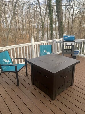 Outdoor dining - Cowan Lake Retreat is the perfect getaway for the nature lover or just to relax. (Wilmington)