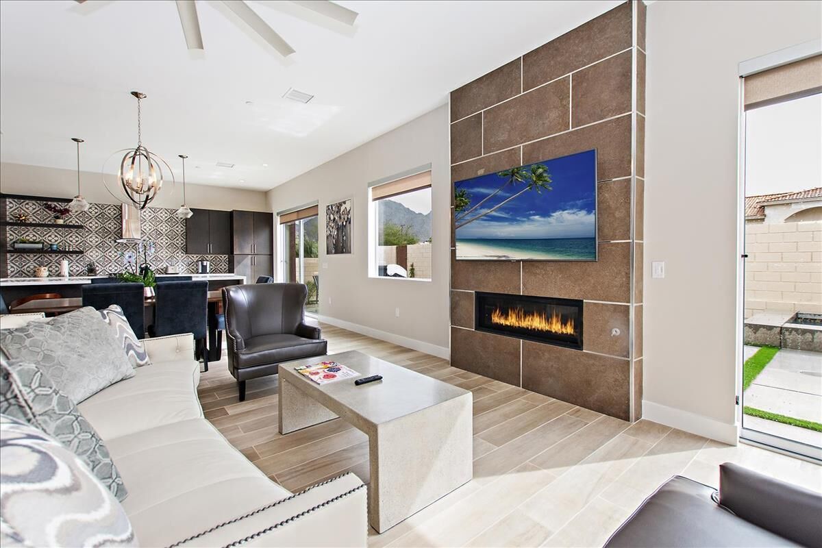 Modern 3 bedroom 3 bath stunner! STR permit #067614