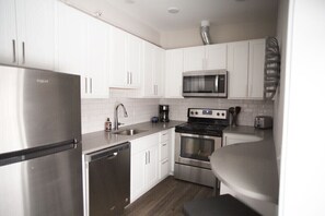 Refrigerador, microondas, horno y parrilla de estufa