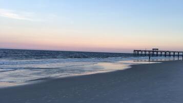 Rannalla, aurinkotuoleja, rantapyyhkeitä