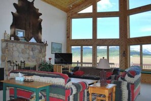 Télévision, cheminée, table de tennis de table