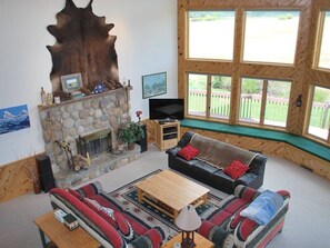 Televisión, chimenea y tenis de mesa