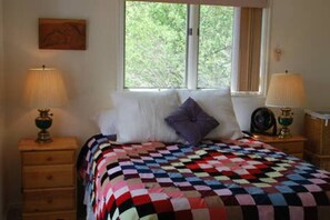 7 間睡房、書桌、熨斗/熨衫板、可攜式嬰兒床