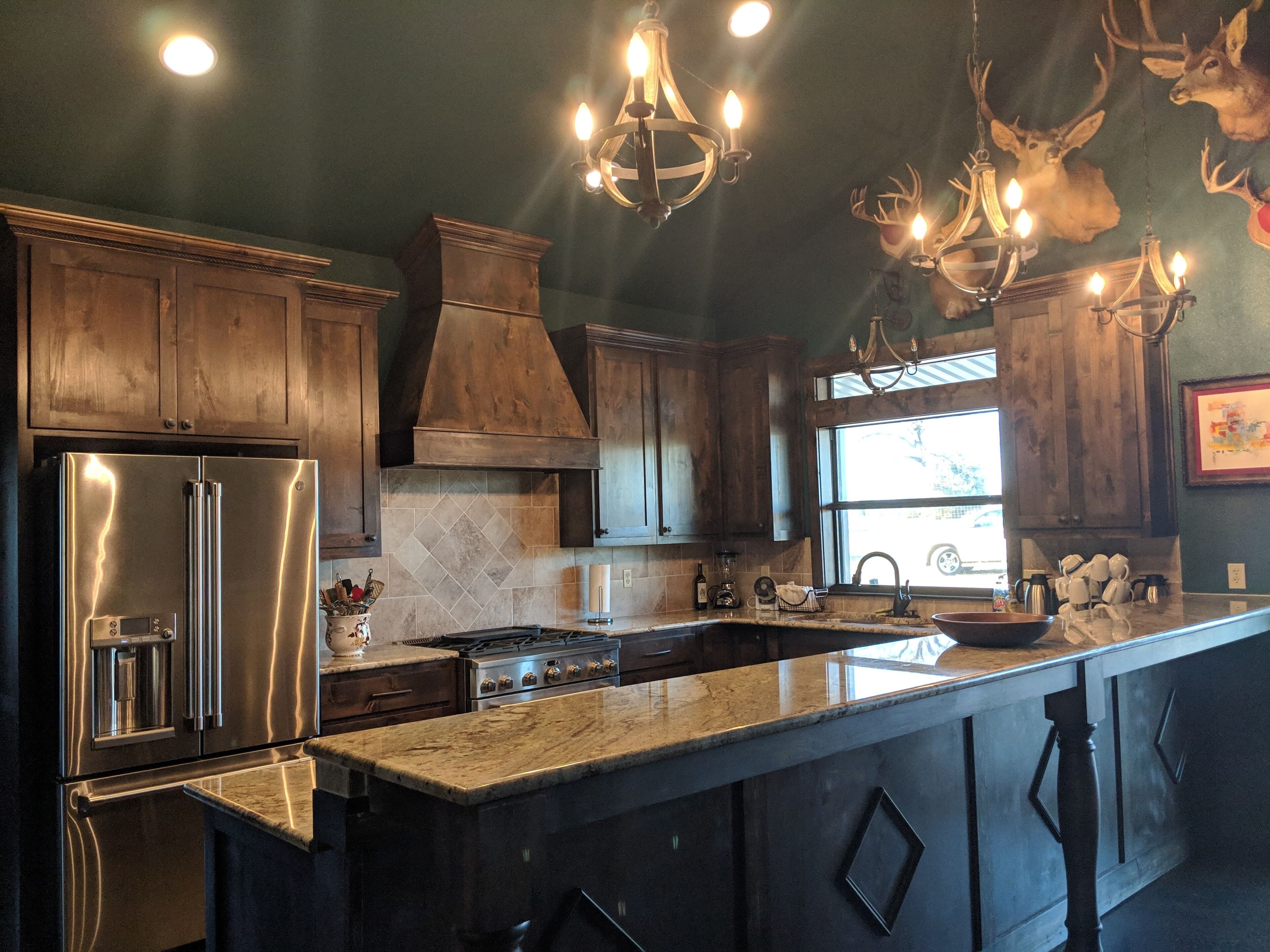 Lakefront Lodge perfect for families or hunters.