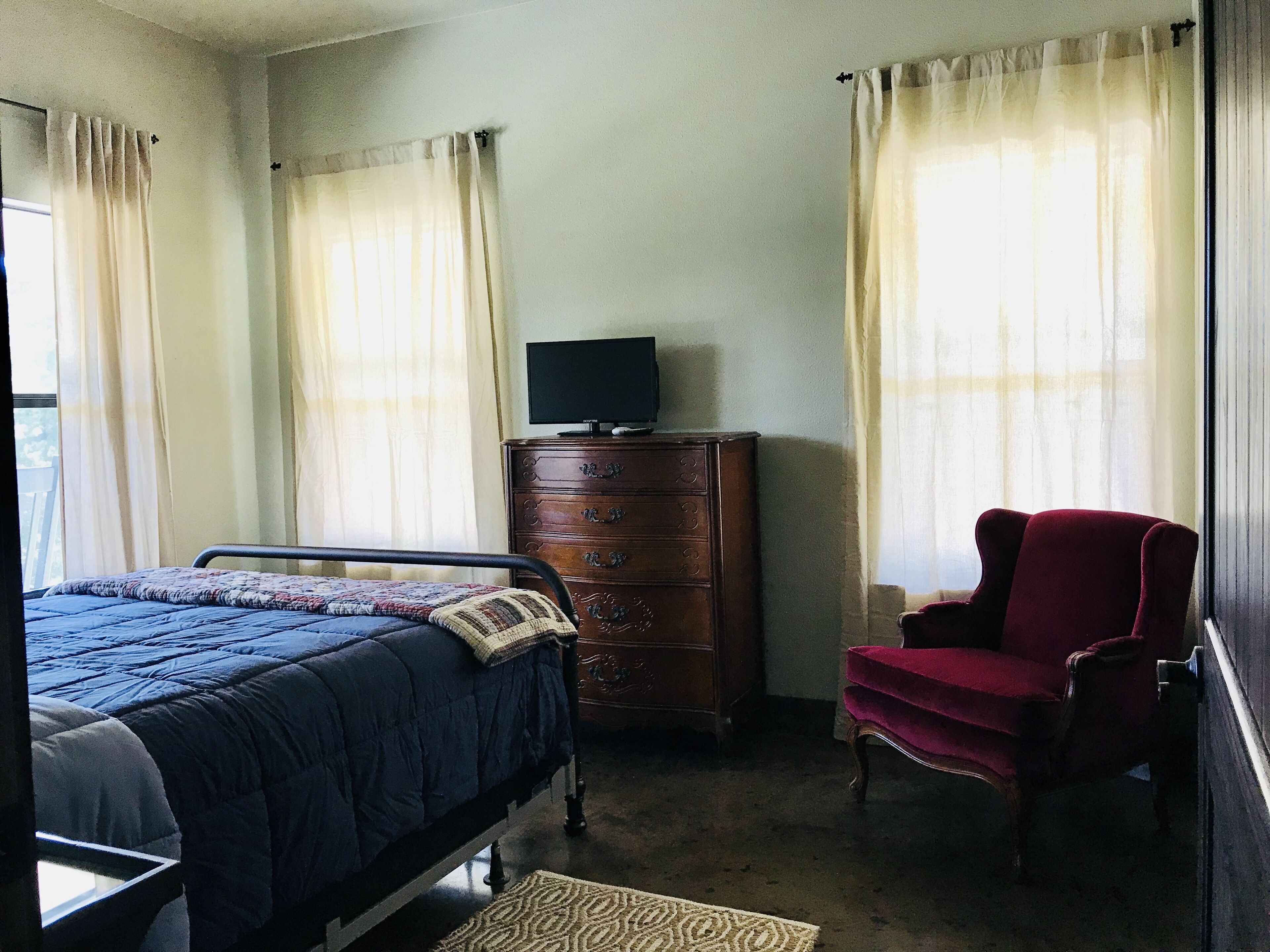 Lakefront Lodge perfect for families or hunters.