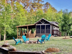 Children's area - Tiny Home on 26 Private Lake Front Acres (Elberton)