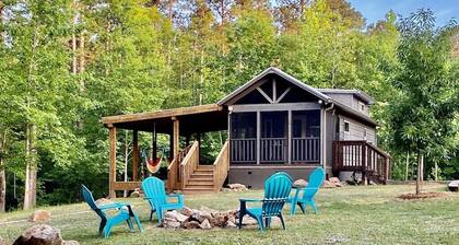 Log Cabin Tiny House & 26 acres sur le lac Russell - Dog Friendly