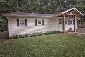 Exterior - Laurel Creek Cottage -Creekside /Near Roan Mountain (rate includes cleaning fee) (Bakersville)