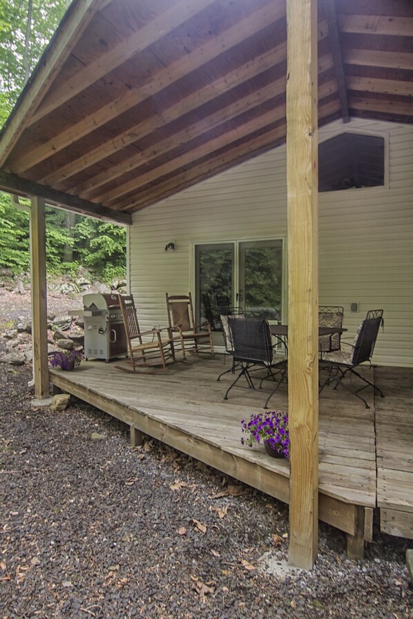 Outdoor dining - Laurel Creek Cottage -Creekside /Near Roan Mountain (rate includes cleaning fee) (Bakersville)